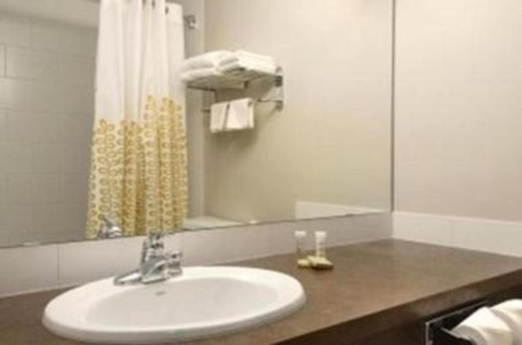 Super 8 By Wyndham Innisfail Zewnętrze zdjęcie
