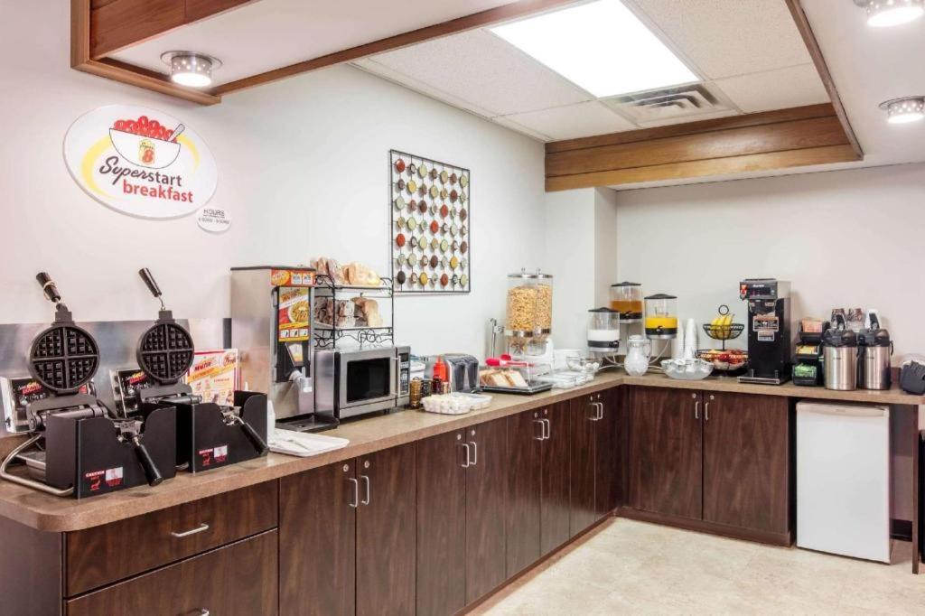Super 8 By Wyndham Innisfail Zewnętrze zdjęcie