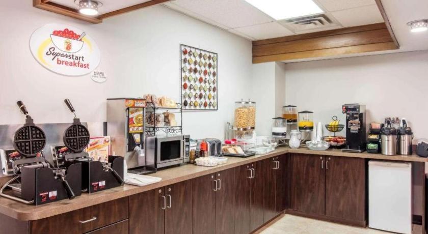 Super 8 By Wyndham Innisfail Zewnętrze zdjęcie