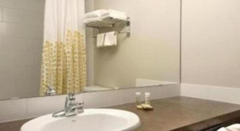 Super 8 By Wyndham Innisfail Zewnętrze zdjęcie